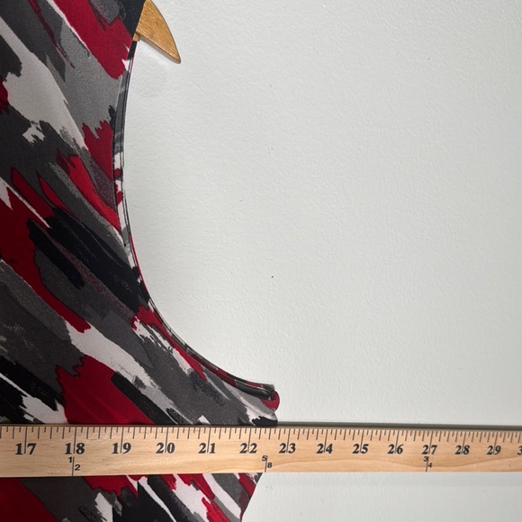 Jones Studio Red and Black Sleeveless Blouse / Camisole with Pleated Design - Picture 7 of 7